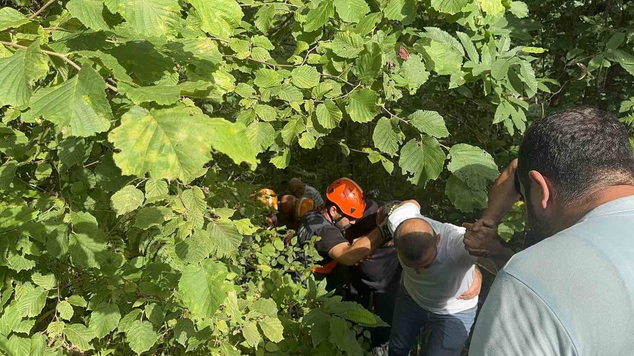 İş makinesi uçuruma yuvarlandı; operatör araçtan atlayarak yaralandı