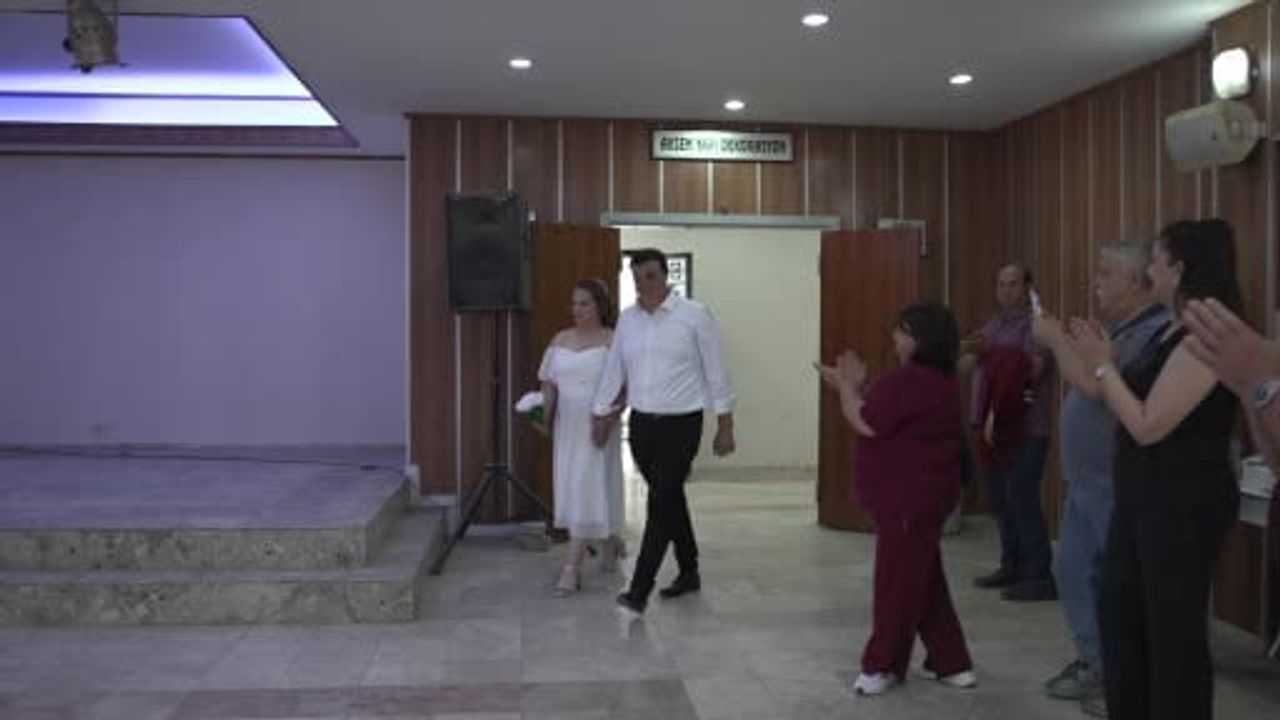 İşaret diliyle evet: İzmirli sağır çiftin nikahı tercümanla tamamlandı
