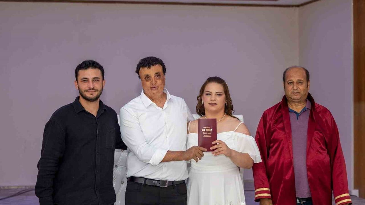 İşaret diliyle kıyılan nikah: İzmirli çift sessiz dünyalarında 'evet' dedi