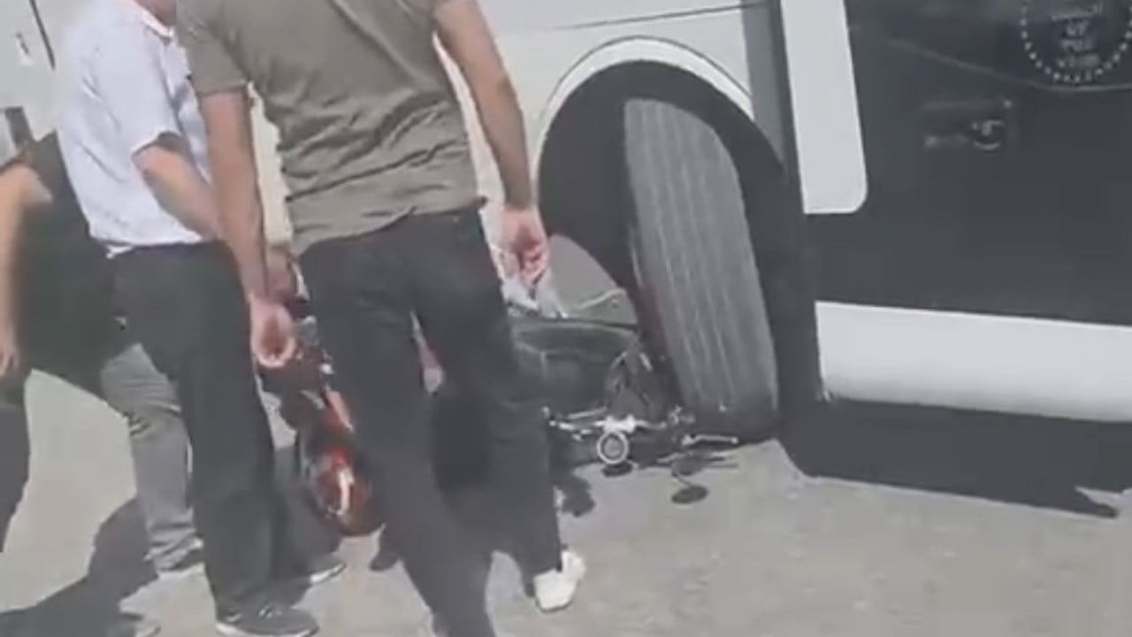 İşçi servisi ile çarpışan motosikletli yaralandı