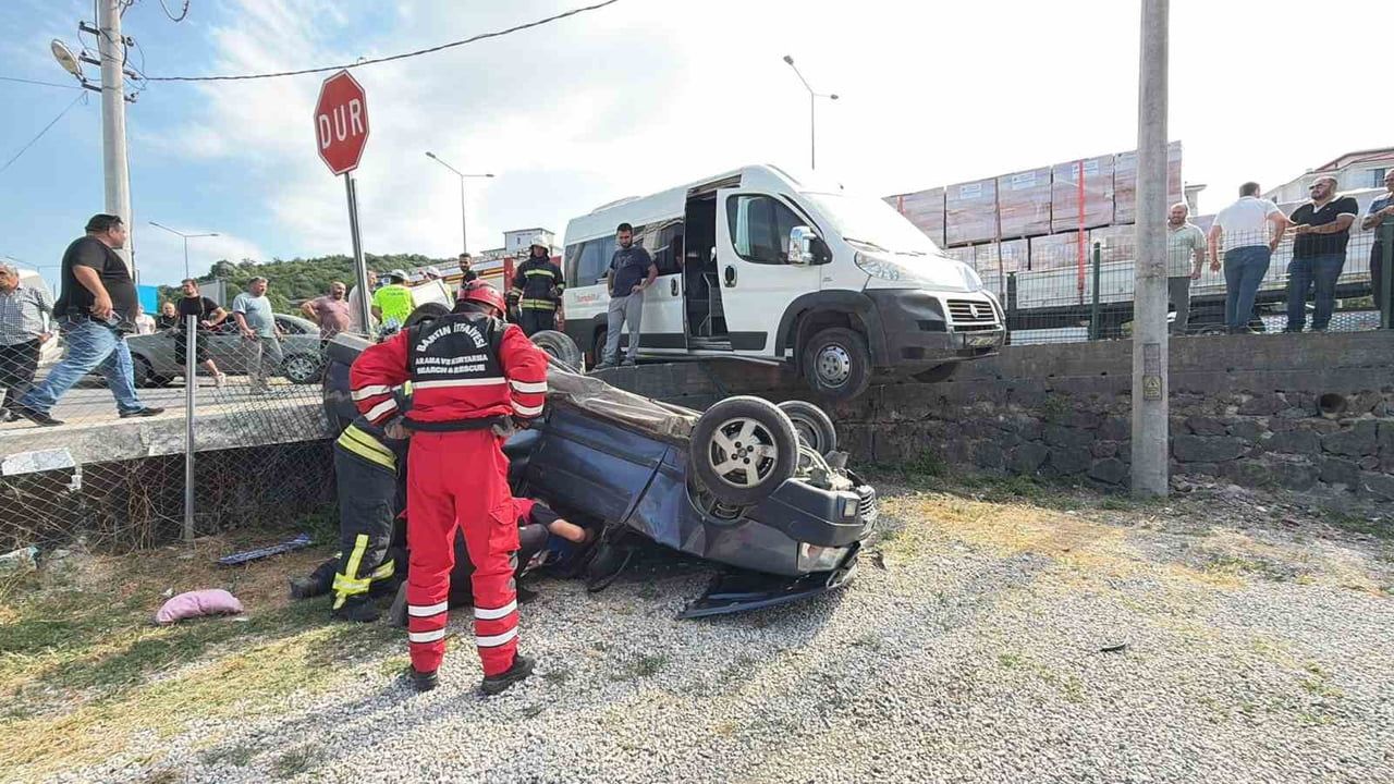 İşçi servisiyle otomobil çarpıştı: 3 yaralı
