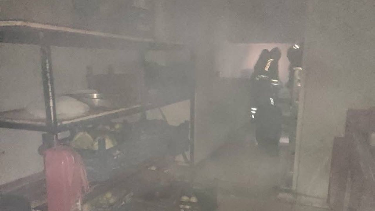İskenderun'da iş yerinin deposunda yangın kontrol altına alındı