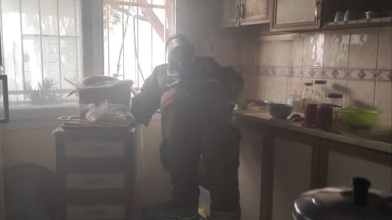 İskenderun'da ocakta unutulan yemek yangına neden oldu