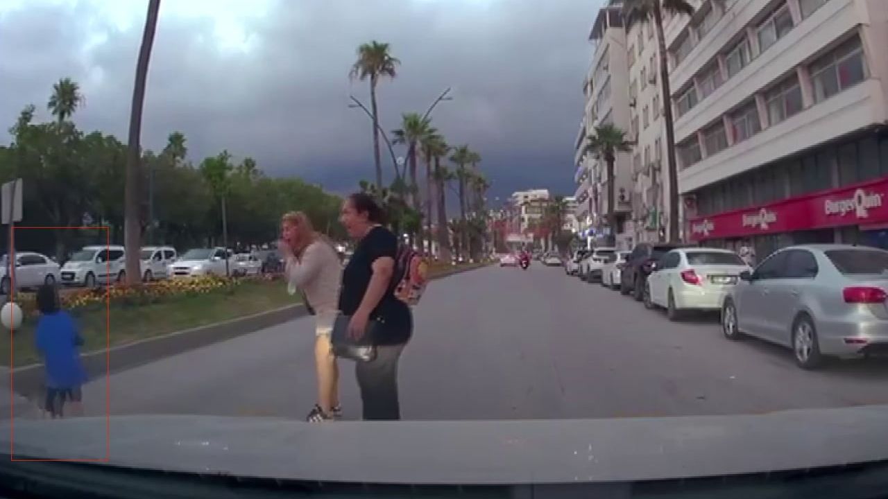 İskenderun'da scooterli çocuğa motosiklet çarptı: kaza anları kamerada