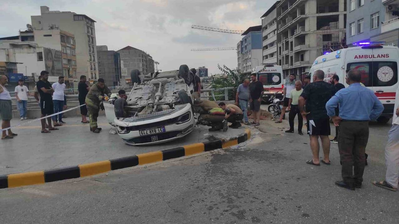 İskenderun'da takla atan otomobilde iki genç hayatını kaybetti