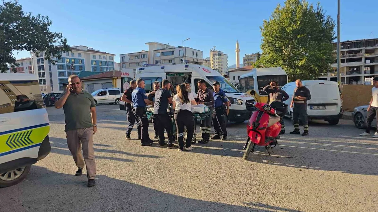 İslahiye'de motosiklet ile hafif ticari aracın çarpışması: sürücü hastaneye kaldırıldı