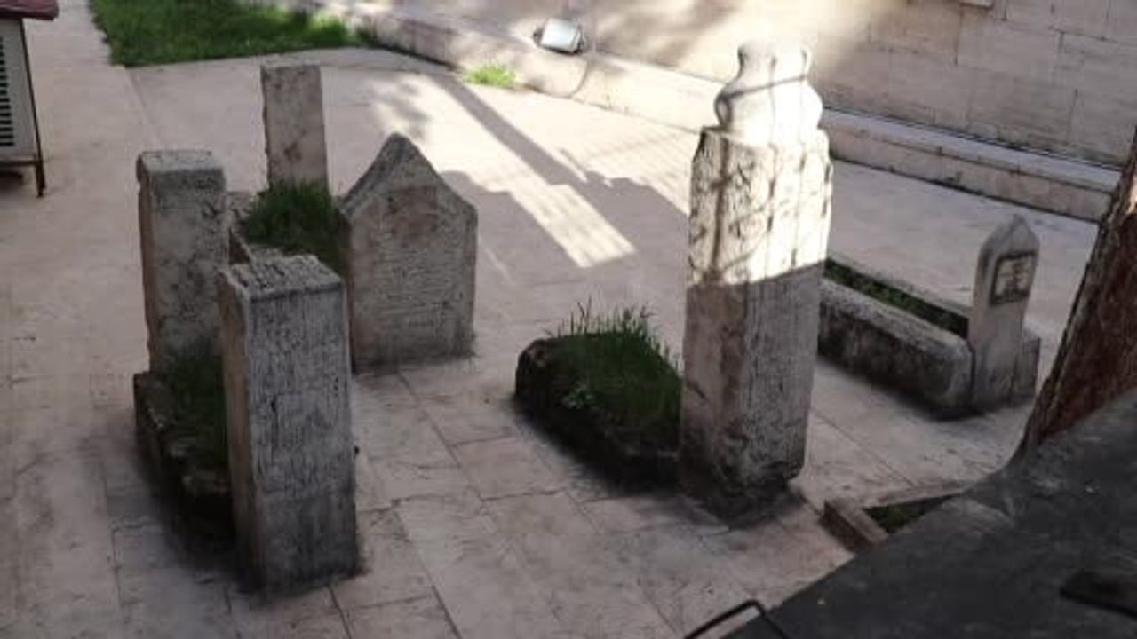 İsmail Safa'nın mezarı Sivas'taki Ali Ağa Camii haziresinde