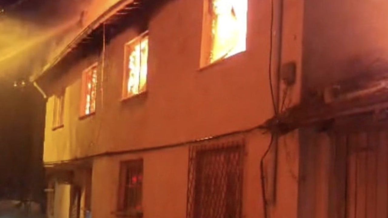 İsmetiye'de iki katlı evde alevler can aldı: 30 yaşındaki Erkut Şentürk hayatını kaybetti
