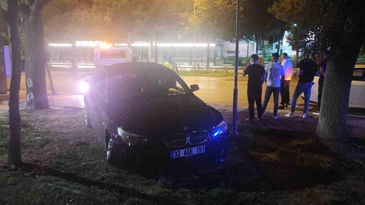 Isparta’da aday sürücü alkollü araç kullanırken kaldırıma çıktı, ehliyetine el konuldu