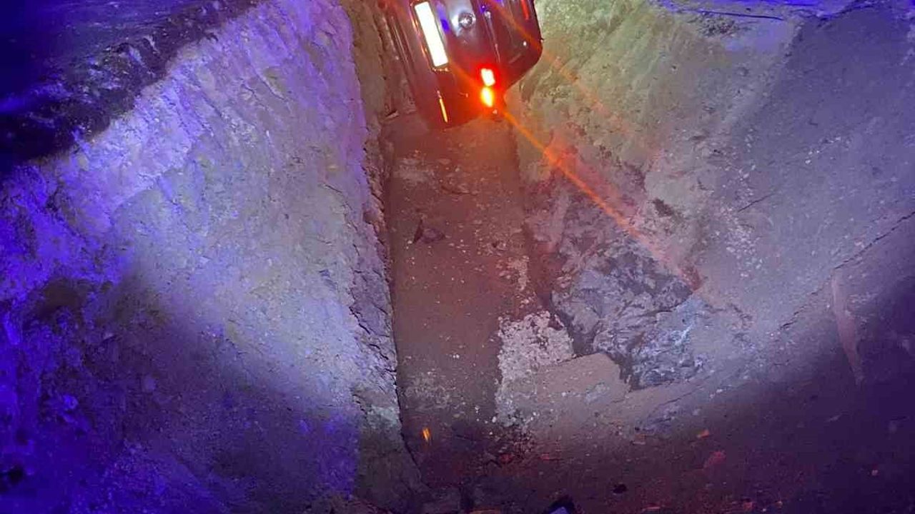 Isparta'da çukura devrilen otomobilin sürücüsü yaralandı