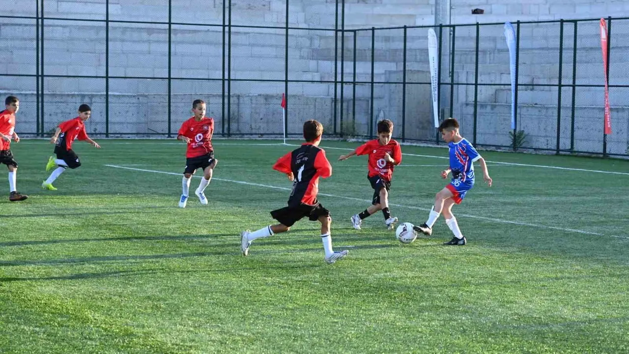 Isparta'da gelecek vaat eden minikler sahaya indi