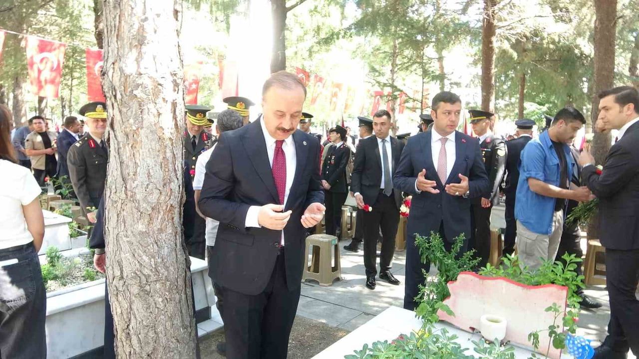 Isparta'da şehitler dualarla anıldı