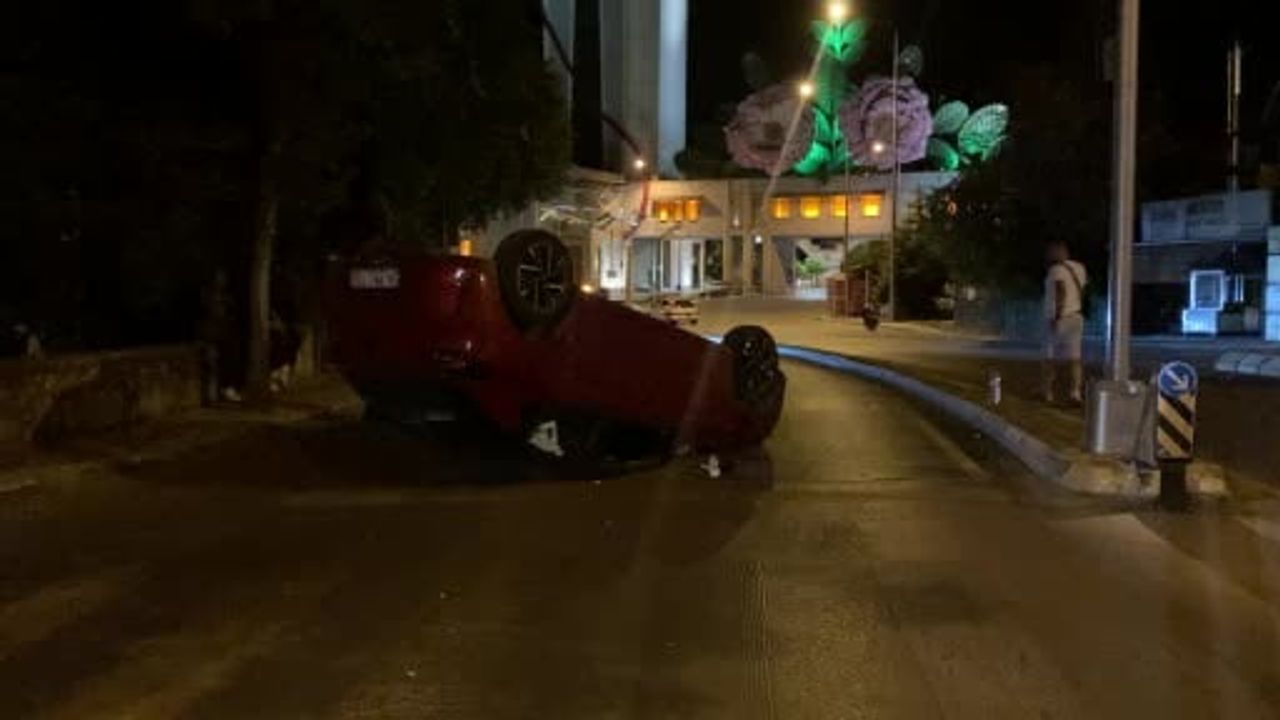 Isparta'da tek araçlı kazada refüje çarpan otomobil takla attı