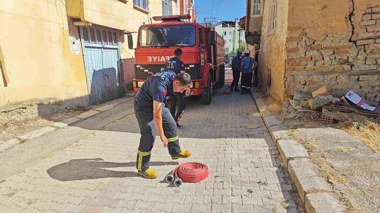Isparta Yalvaç'ta kovada yakılan kağıtlar yeniden alevlendi, yangın eve sıçramadan söndürüldü