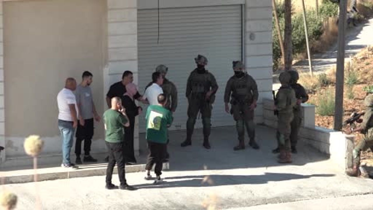 İsrail ordusu Batı Şeria'da Filistinli ailenin evini yıktı