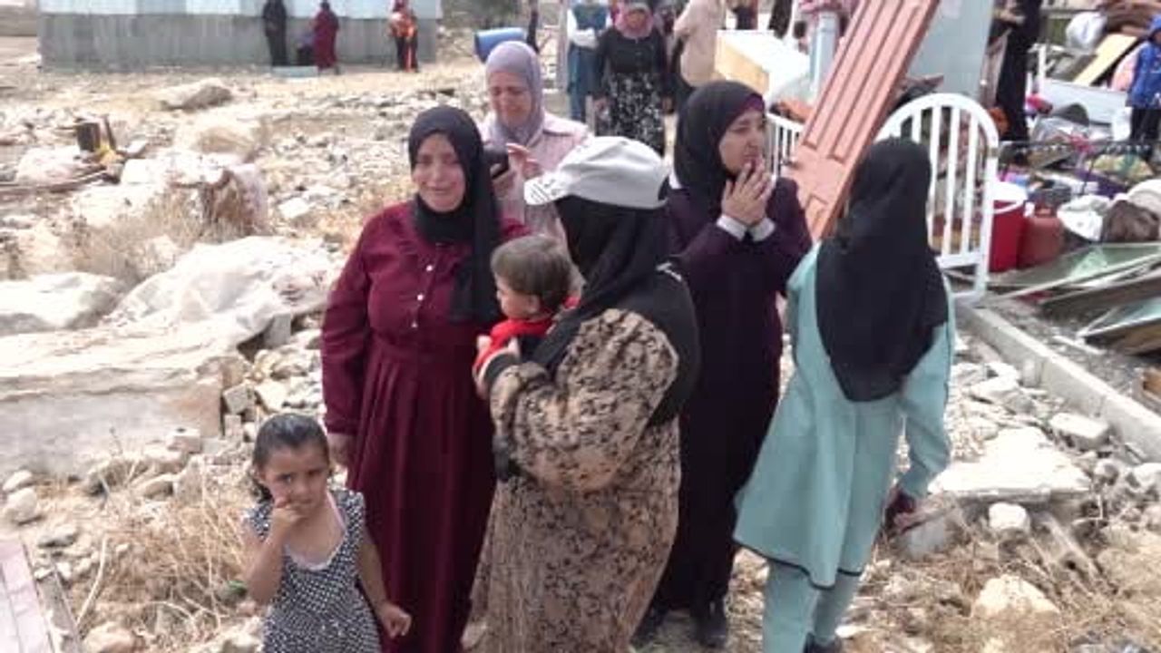 İsrail ordusu El Halil'de iki evi yıktı, iki Filistinliyi gözaltına aldı