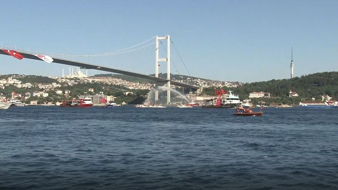İstanbul Boğazı’nda 15 Temmuz şehitleri için tekne korteji oluşturuldu