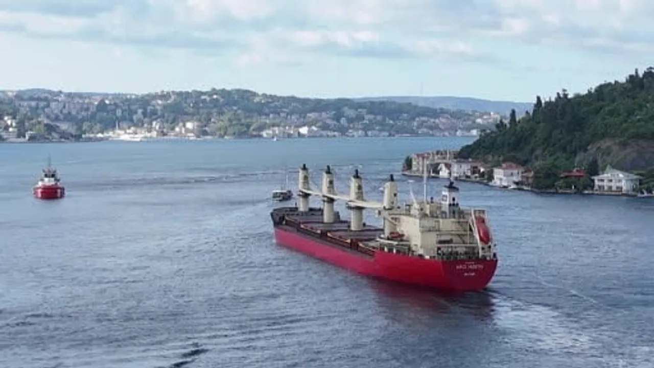 İstanbul boğazı'nda arızalanan gemi nedeniyle seferlere geçici ara verildi
