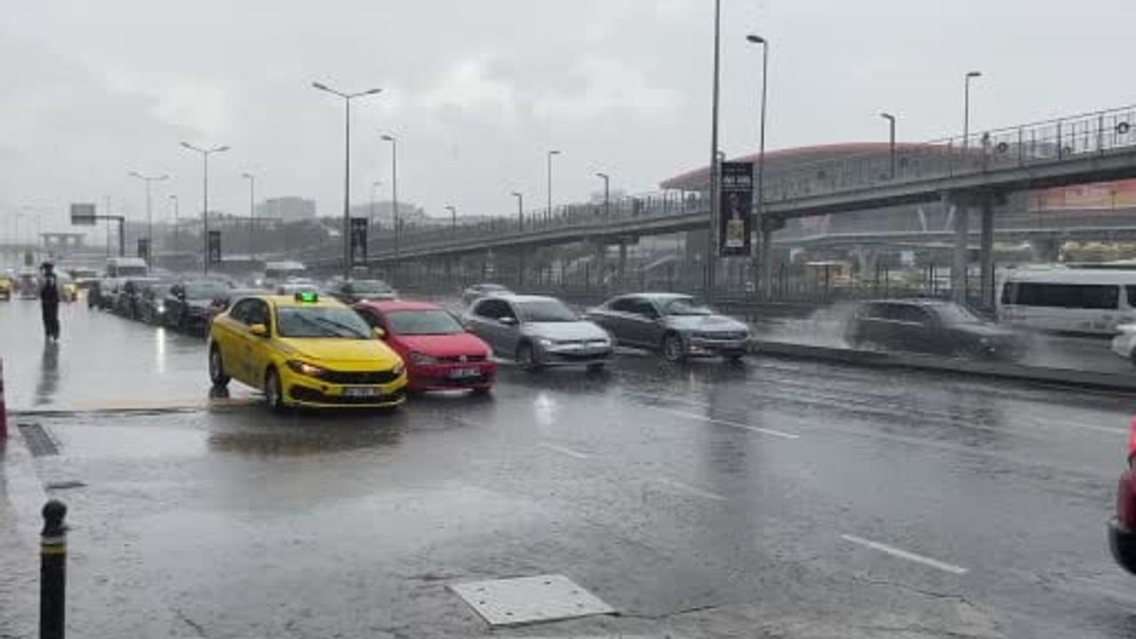 İstanbul’da aniden yoğunlaşan sağanak günlük hayatı alt geçitlere taşıdı