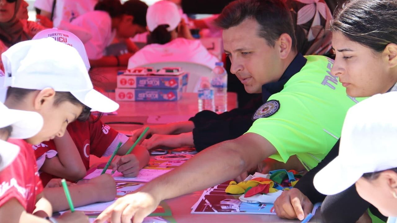 İstanbul'da emniyet kemerinin önemi simülasyon aracıyla anlatıldı