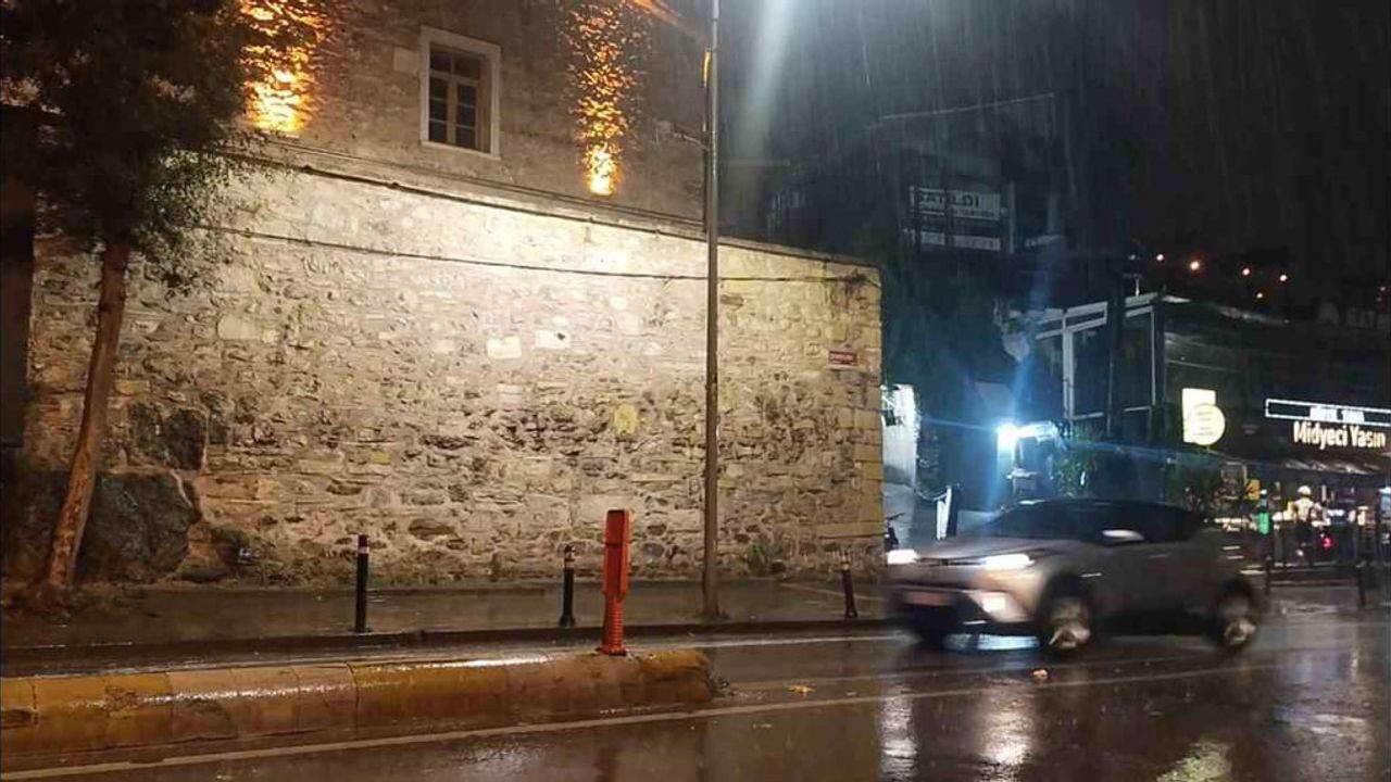 İstanbul'da gece başlayan yağış bazı semtlerde hayatı etkiledi