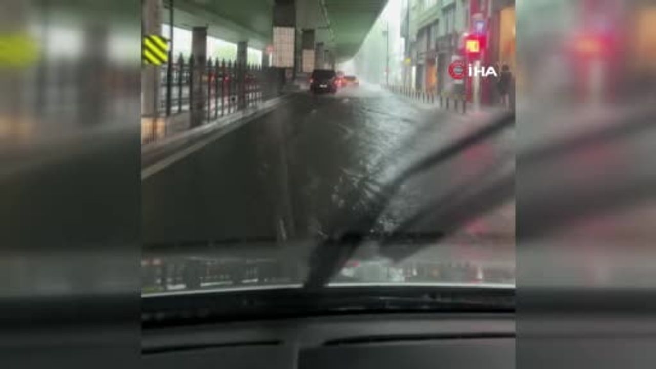 İstanbul’da sağanak caddeleri ve köprü altlarını göle çevirdi