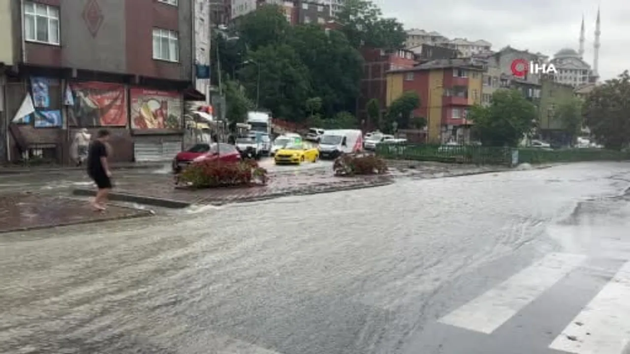 İstanbul'da sağanak etkili oldu, yollar göle döndü