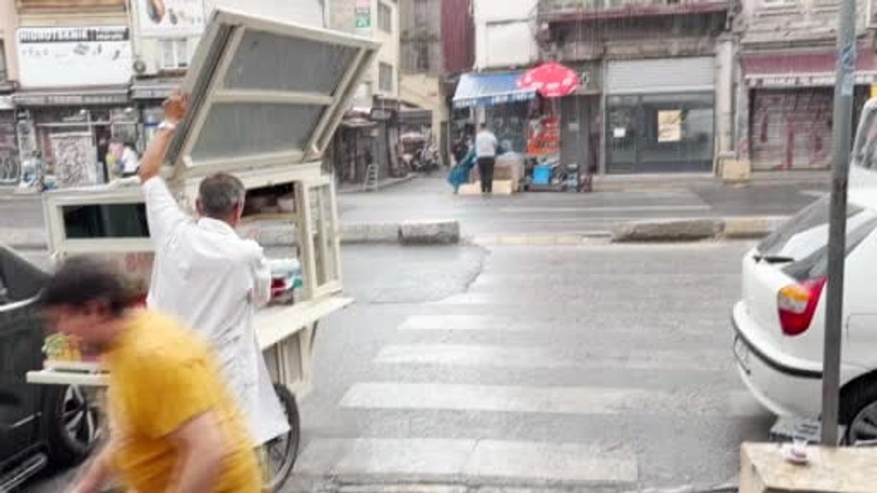 İstanbul'da sağanak etkisi kent yaşamını aksattı