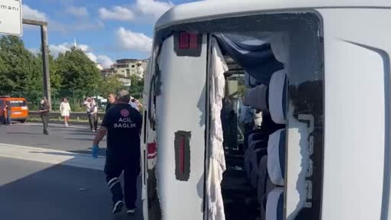 İstanbul'da servis yolculuğu yarıda kaldı: minibüs devrildi
