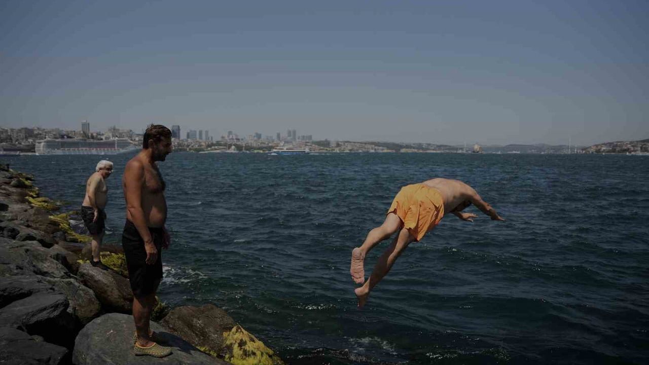İstanbul’da sıcak hava bunaltıyor: halk sahil ve parklara yöneldi