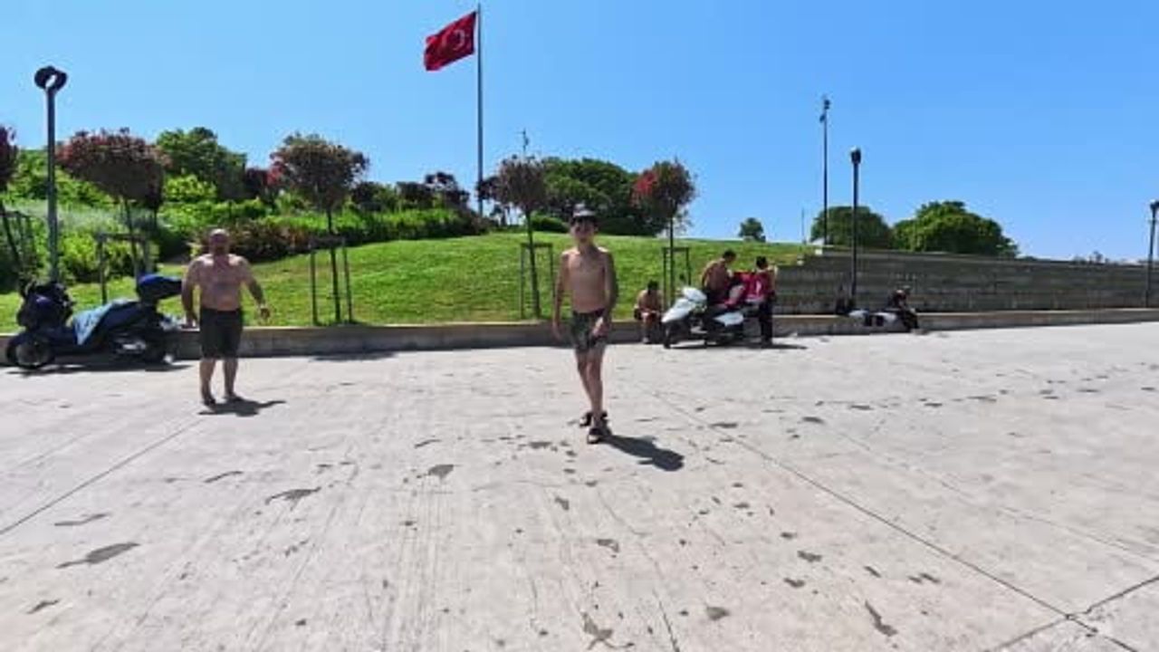 İstanbul’da sıcak hava bunalttı: kimisi denizde serinledi, kimisi gölgelik alanda dinlendi