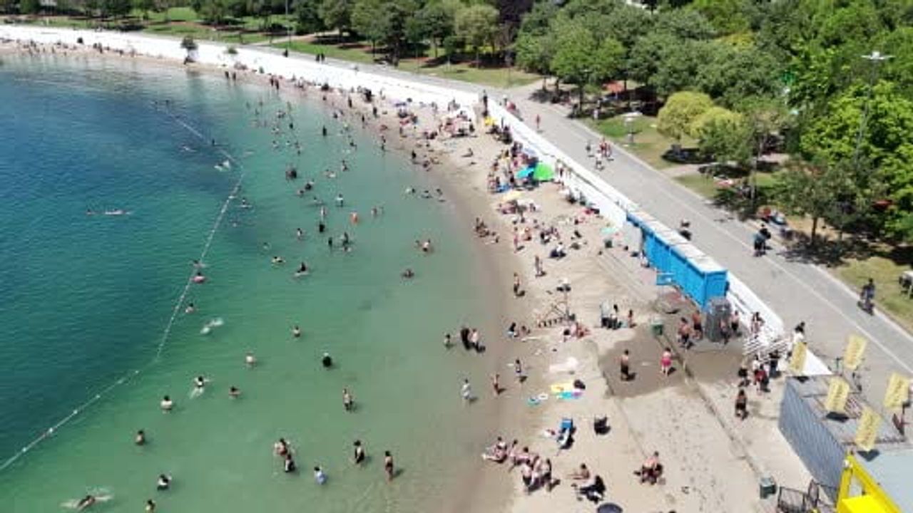 İstanbul’da sıcak hava sahillere akın ettirdi; Caddebostan’da deniz keyfi dronla görüntülendi