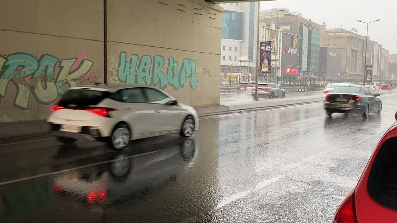 İstanbul gün boyu aralıklı sağanakların etkisinde