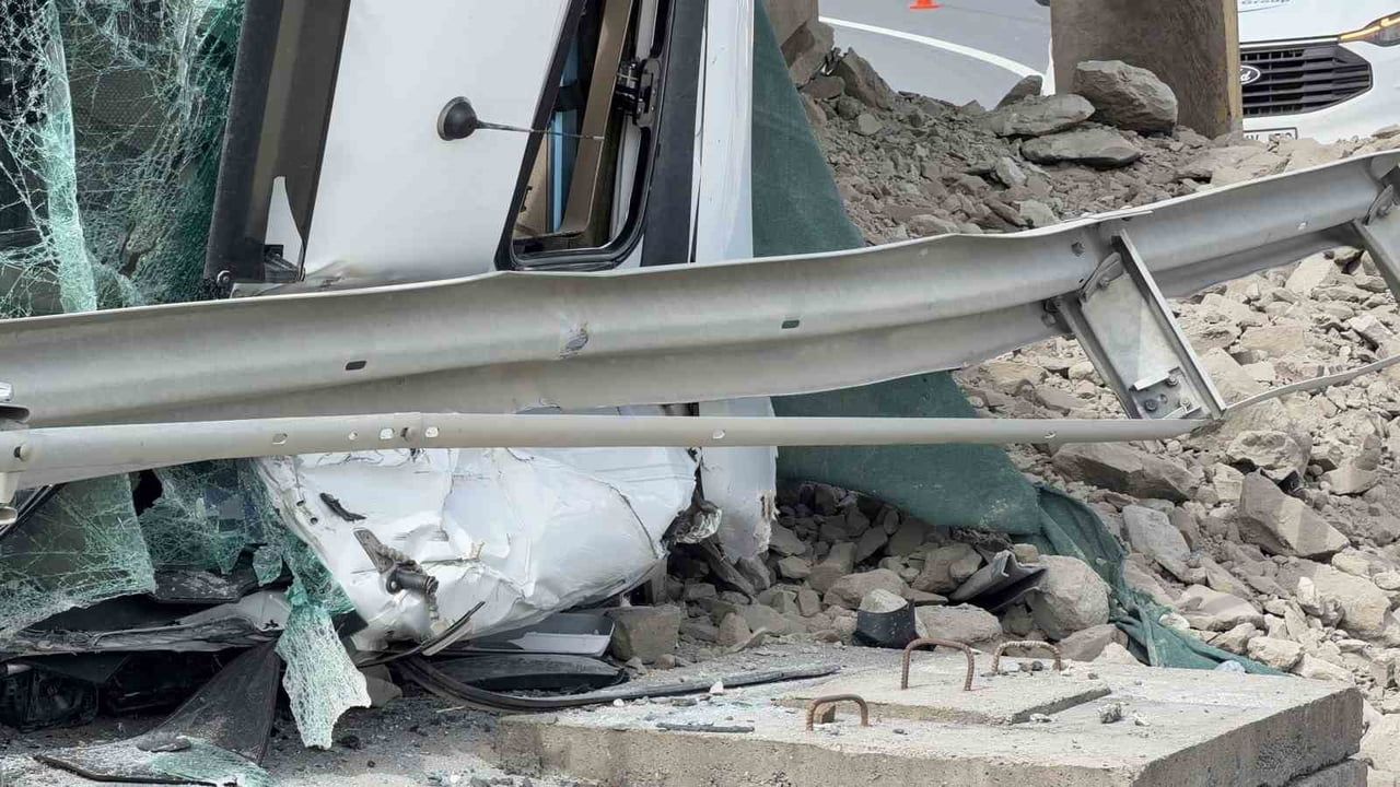 İstanbul havalimanı sapağında hafriyat kamyonu yan yattı, yakıt sızdı