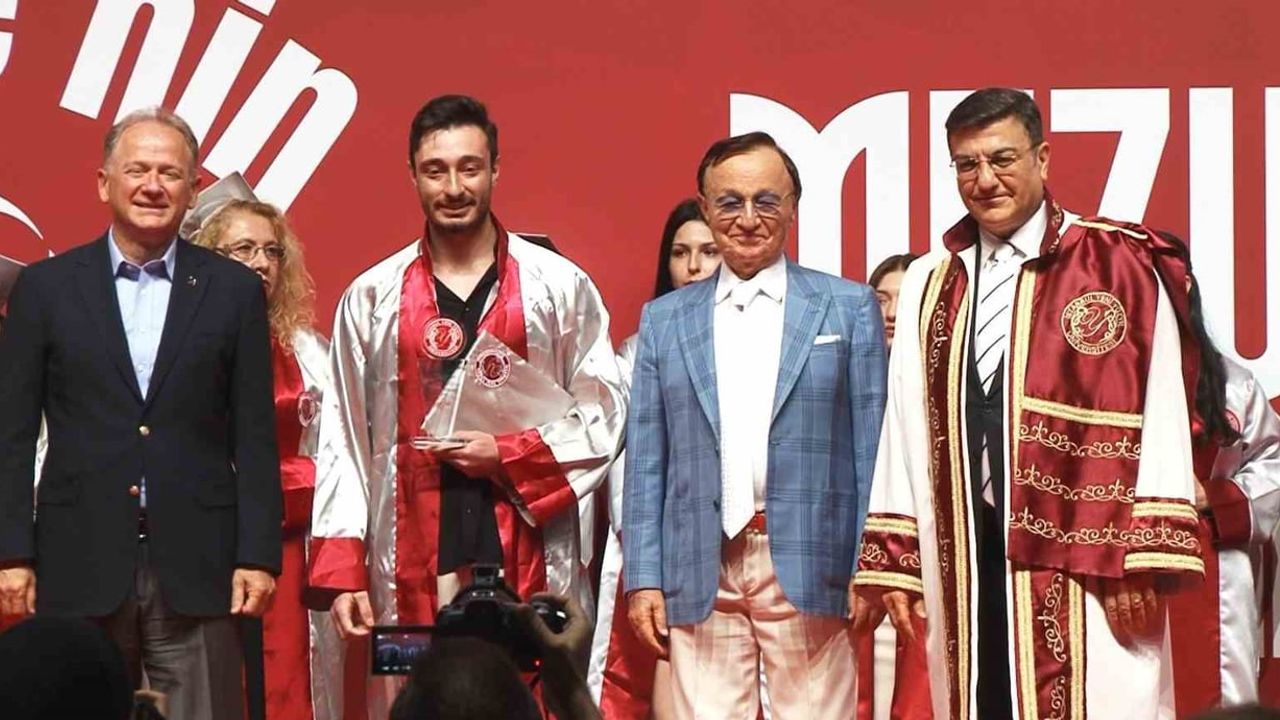 İstanbul Yeni Yüzyıl Üniversitesi'nde 3 bin 40 mezun sevinci