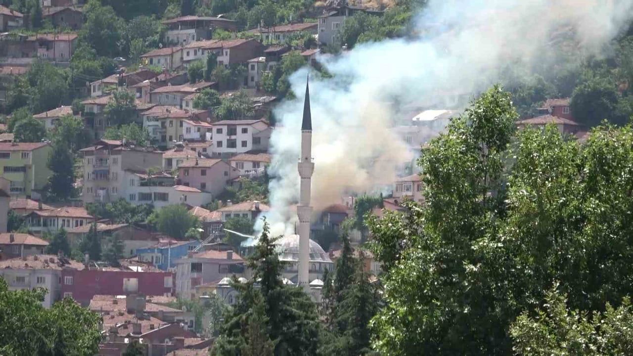 İtfaiye alevler arasında kalan Elmas nineyi Amasya'da kurtardı