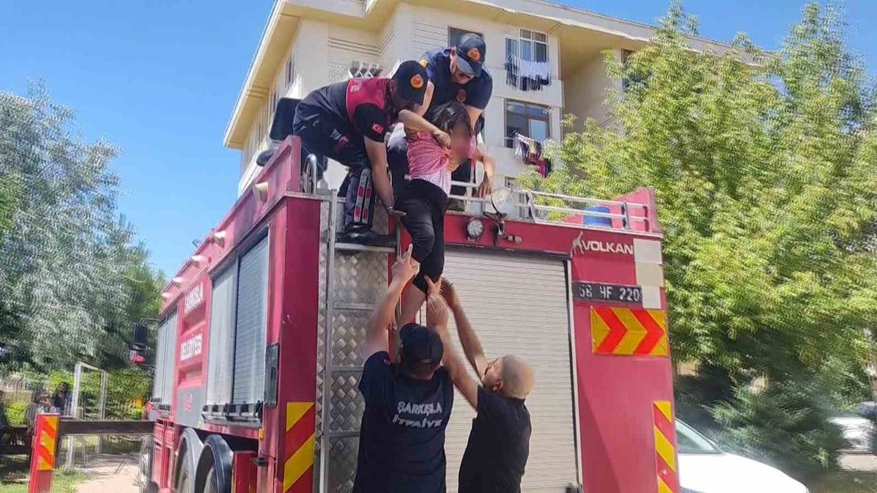 İtfaiye ekipleri Şarkışla'da ağaçta mahsur kalan otizmli kızı indirdi