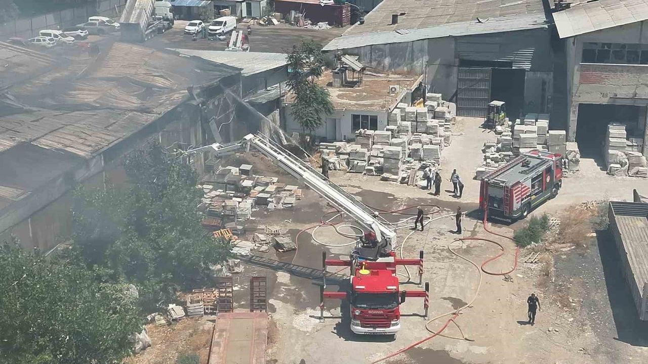 İtfaiyenin hızlı müdahalesi Bayraklı'daki otomotiv iş yerindeki yangını büyümeden kontrol altına aldı