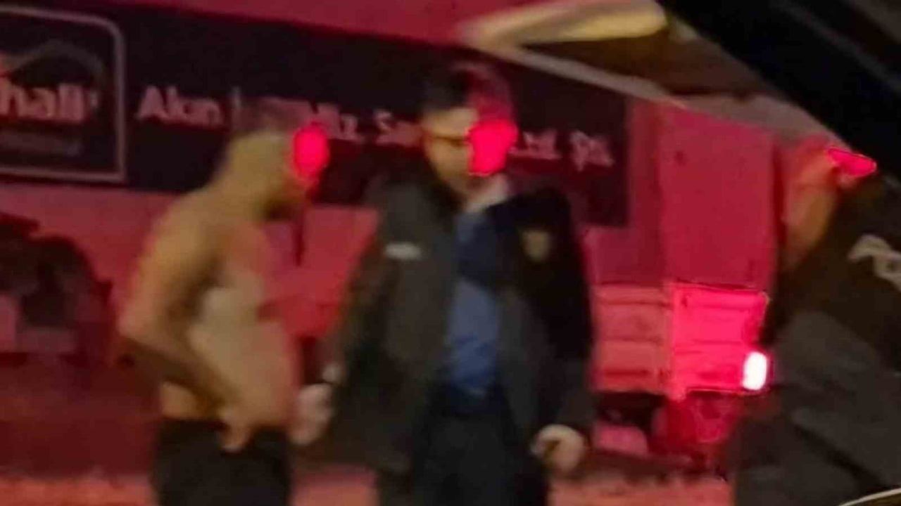 İzinli olarak cezaevinden çıkan şahıs annesini bıçakla kovaladı, polis gözaltına aldı