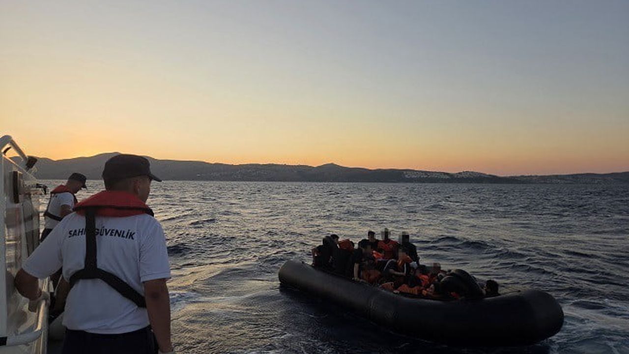 İzmir açıklarında 17'si çocuk 80 düzensiz göçmen yakalandı
