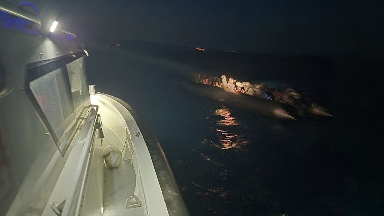 İzmir açıklarında 41 düzensiz göçmen ve 1 göçmen kaçakçısı yakalandı