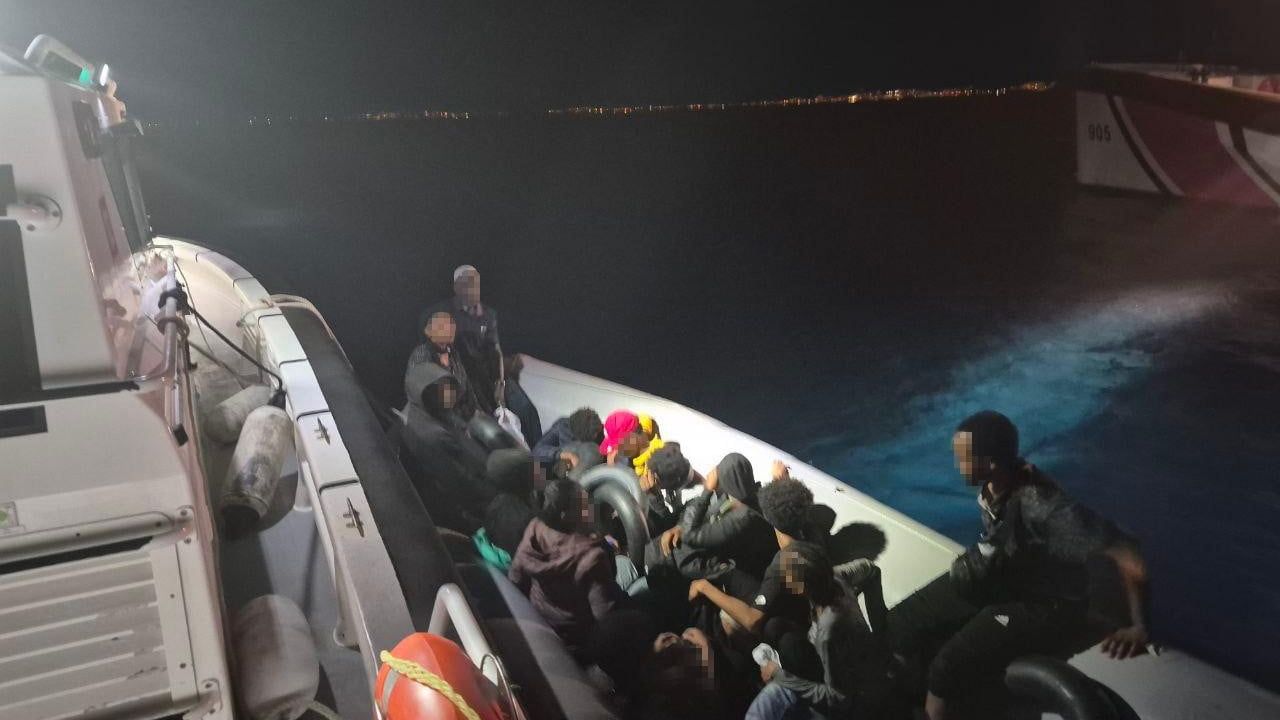 İzmir açıklarında gece operasyonu: lastik botta 14 düzensiz göçmen yakalandı