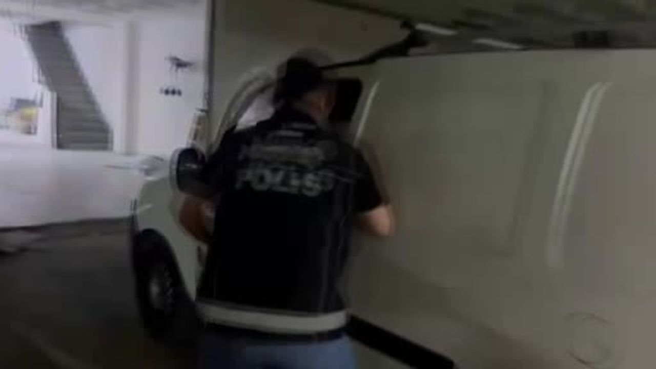 İzmir’de 121 bin 816 uyuşturucu nitelikli hap ele geçirildi, 2 kişi tutuklandı