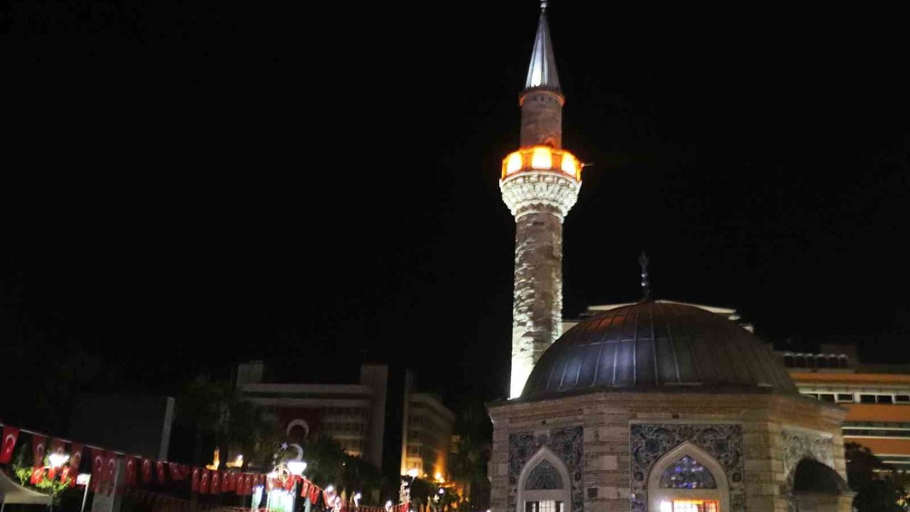 İzmir’de 15 Temmuz’da camilerden aynı anda sela okundu