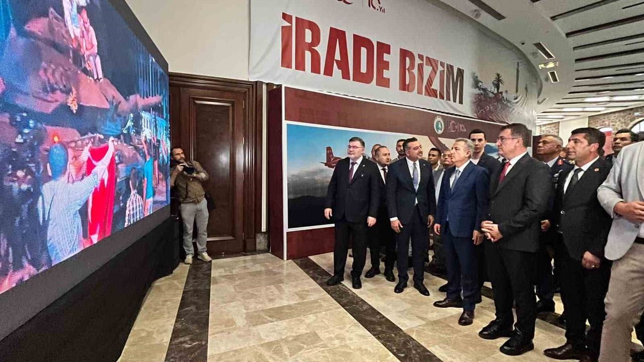 İzmir'de 15 Temmuz dijital deneyim merkezi açıldı