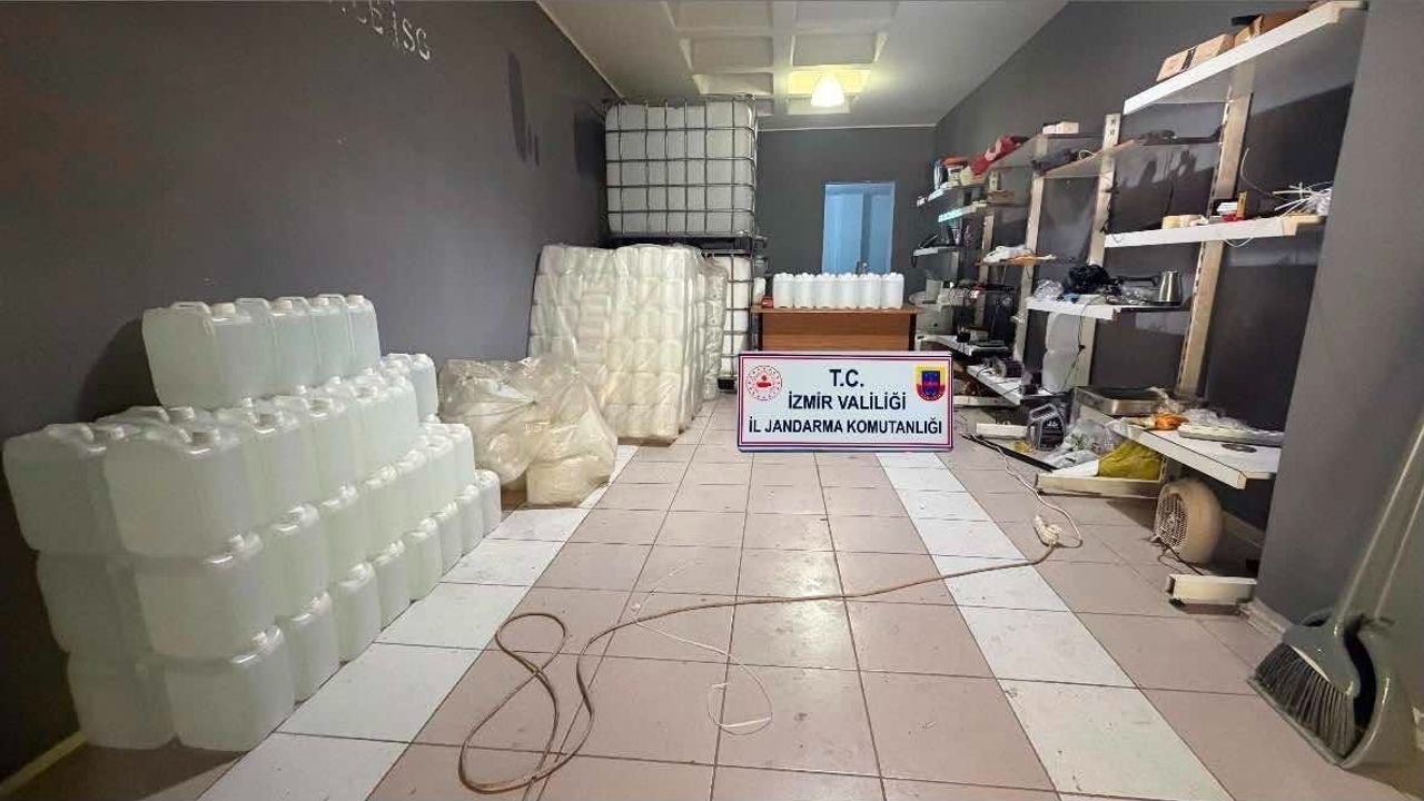 İzmir’de 2 milyon 500 bin TL’lik kaçak alkol ve tütün operasyonu: 14 şüpheliye işlem