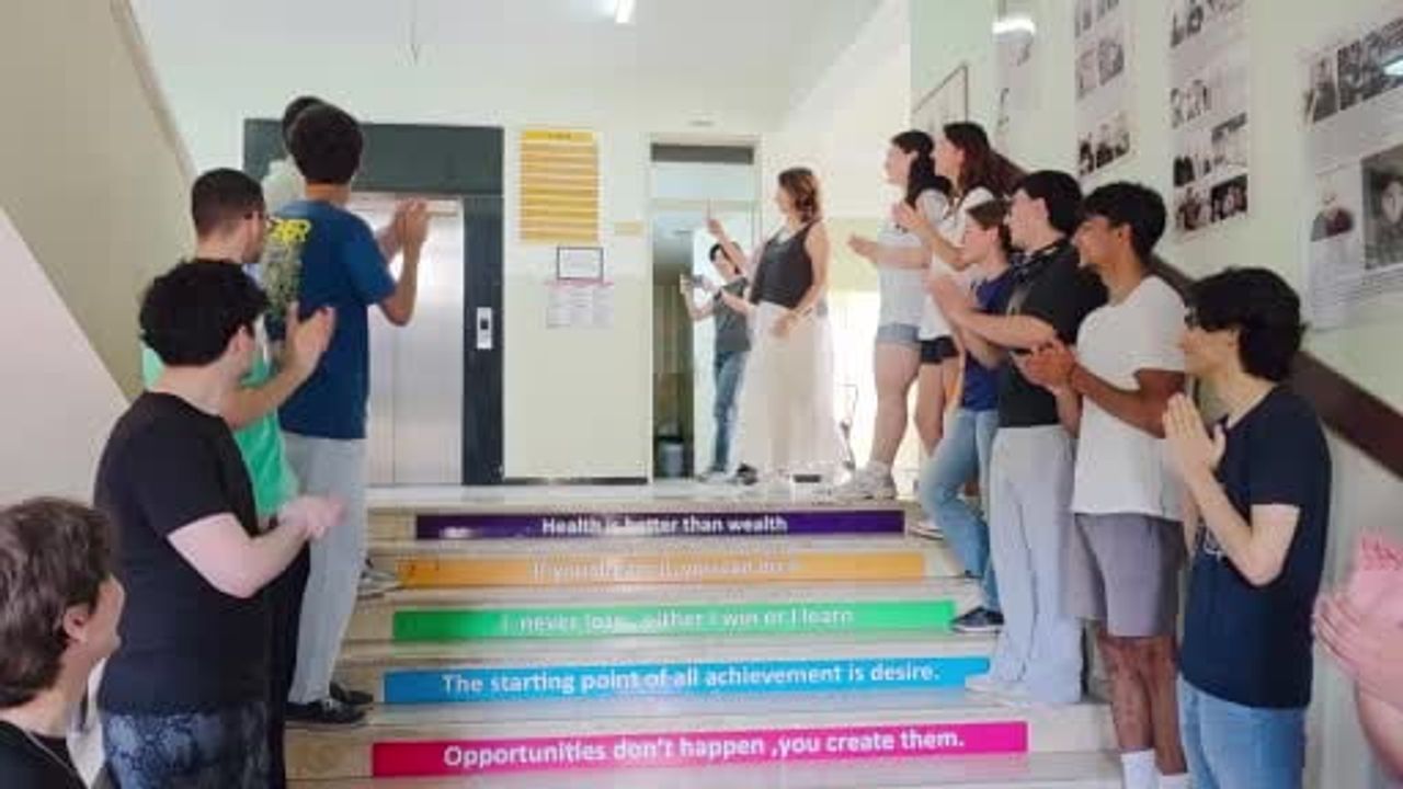 İzmir'de 34 yıllık matematik öğretmenine duygusal veda