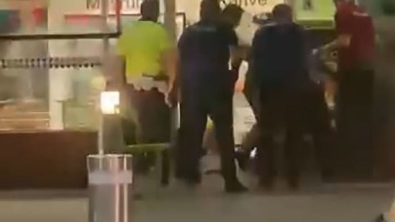 İzmir'de Adnan Menderes Havalimanı'nda bıçaklı şüpheli etkisiz hale getirildi, 4 polis yaralandı