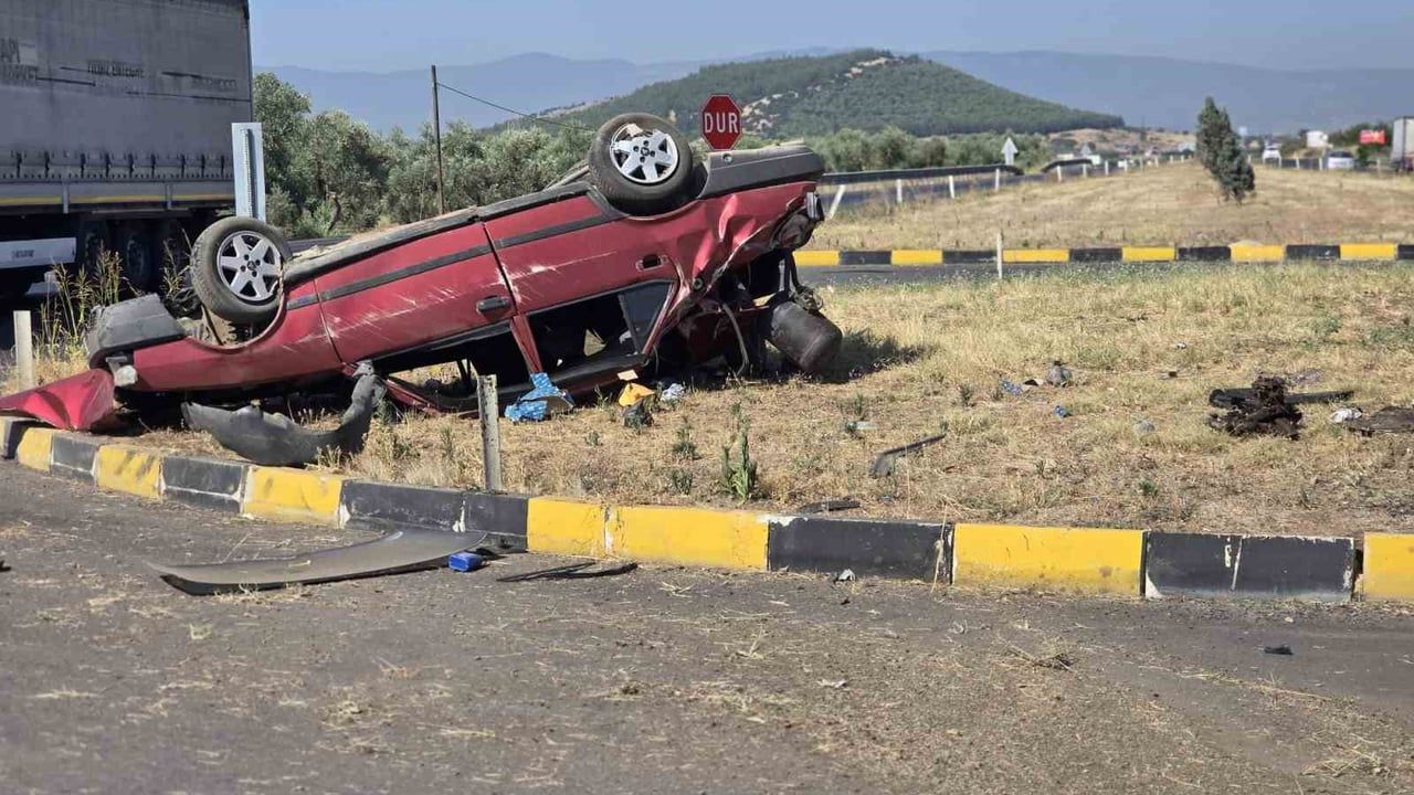 İzmir’de kavşakta kontrolden çıkan otomobil devrildi: 1 yaralı