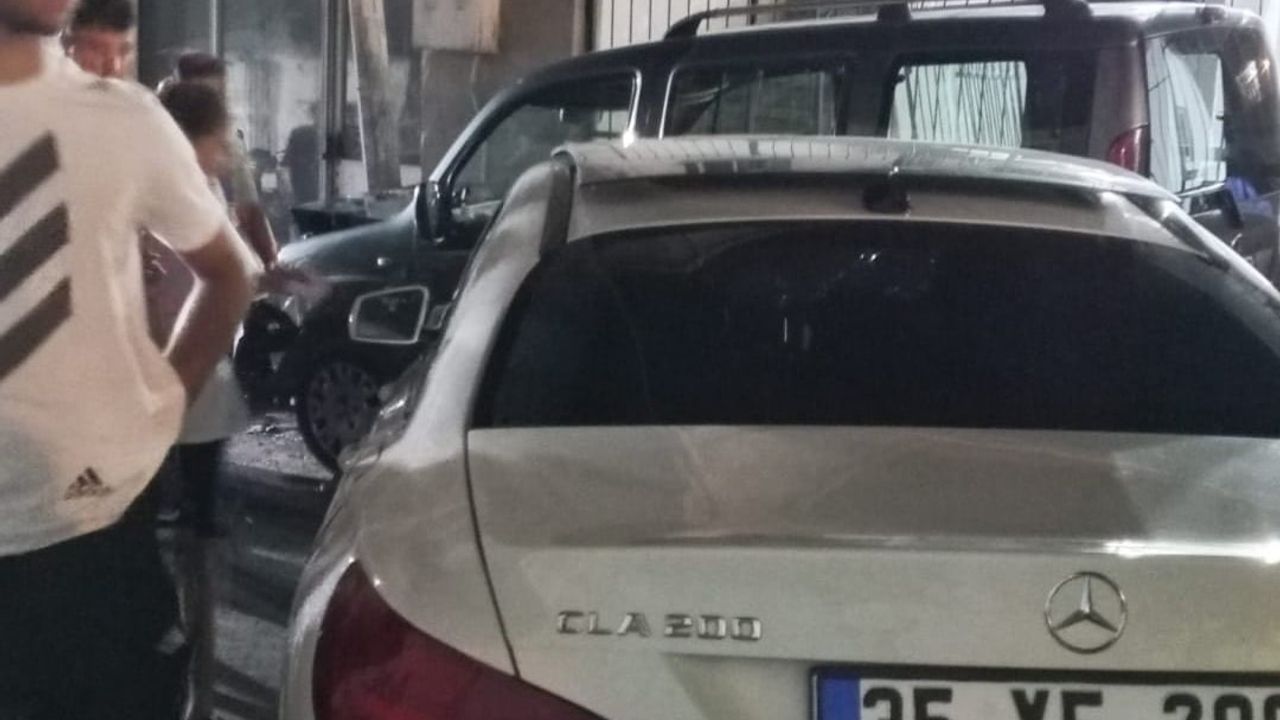 İzmir'de Konak'ta güvenlik kamerasına yansıyan bıçaklı saldırıda bir kişi öldü